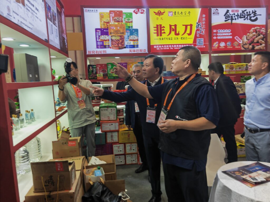 领导巡展1