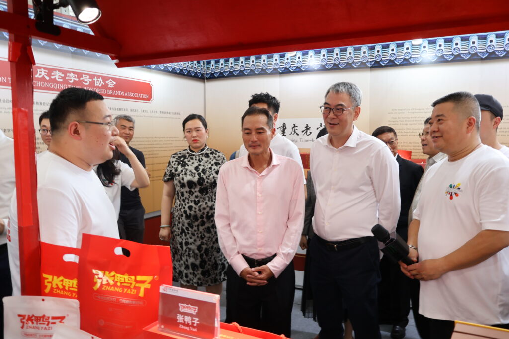 小刘总向领导介绍