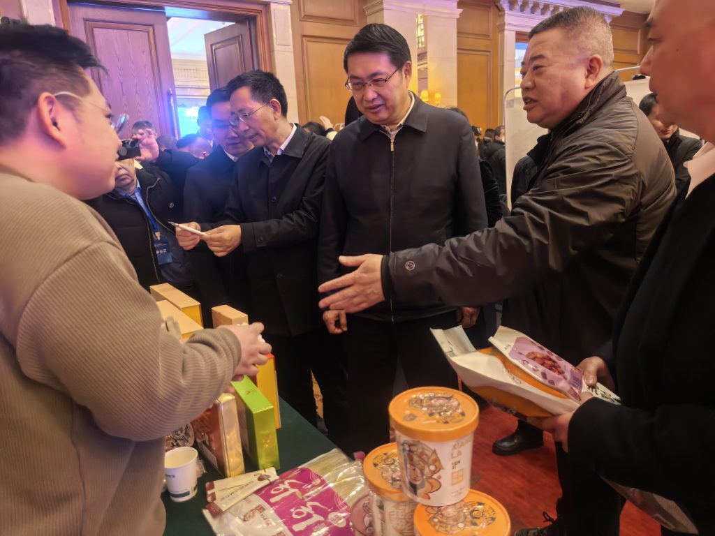 夏会长向章主任介绍老字号产品